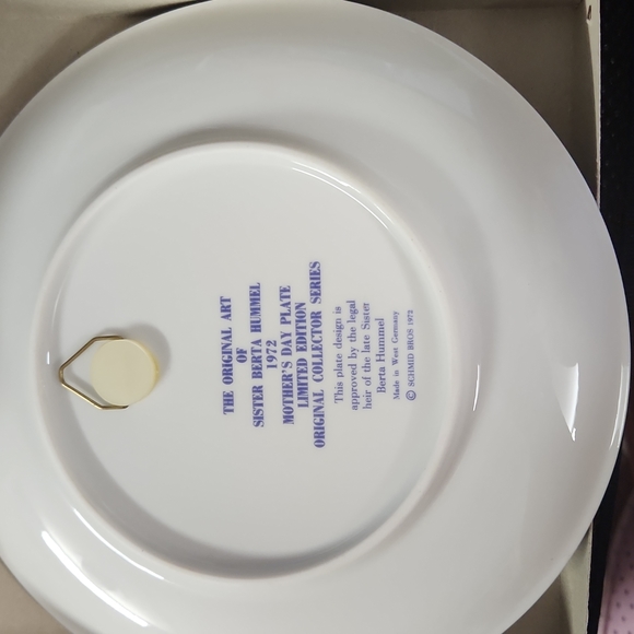 The Hummel 1972 Mother's Day Plate - Picture 4 of 4